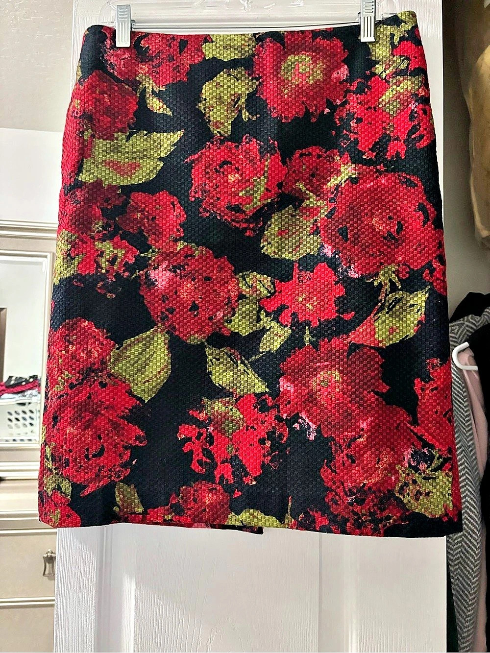 Talbots Floral Pencil Skirt in Black & Red Size 8P Like New
